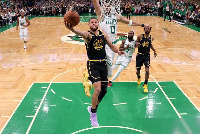 解说：姚明进NBA22岁 大郅24岁 阿联23岁 他们当年都比杨瀚森成熟
